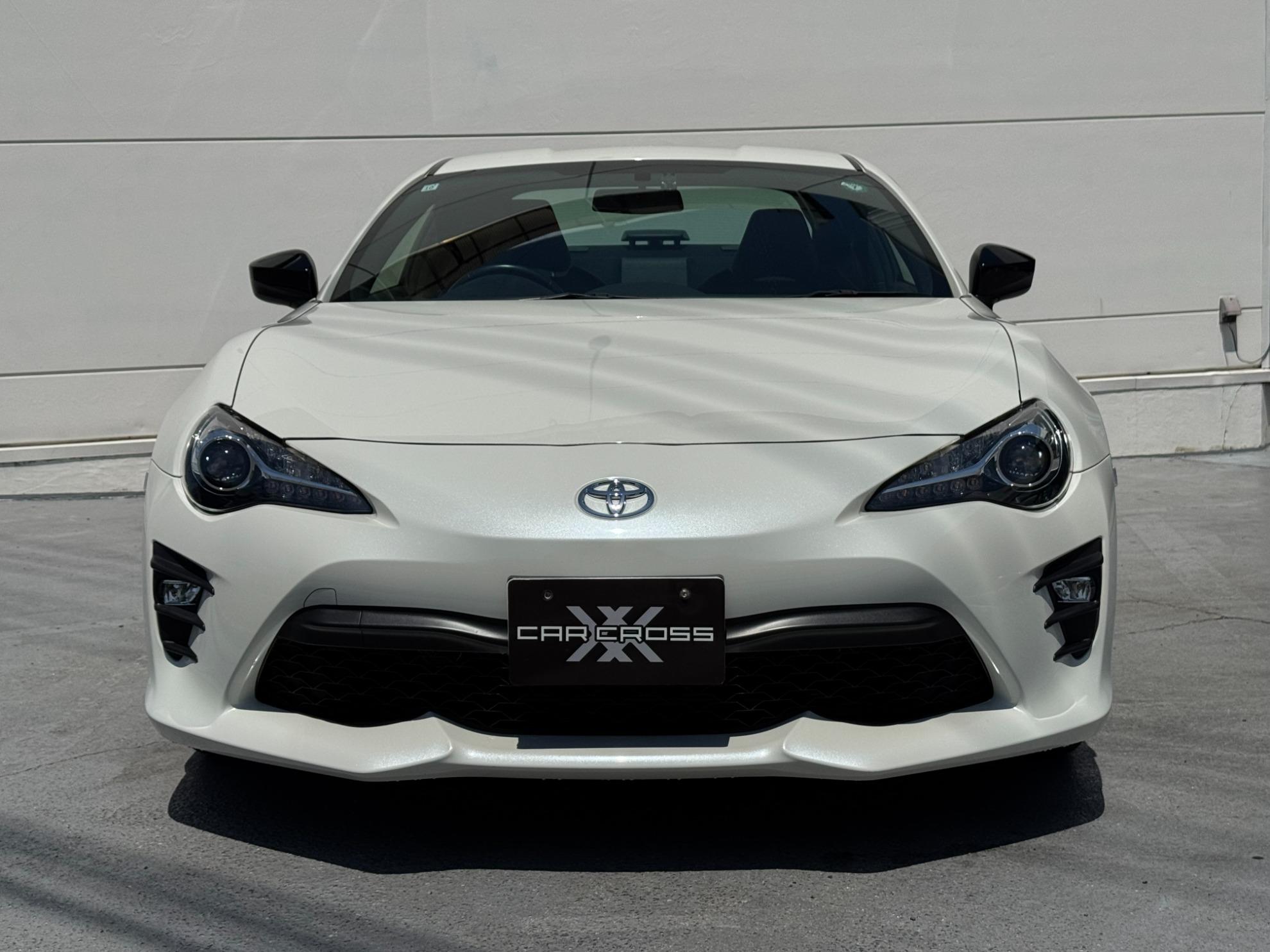 ８６