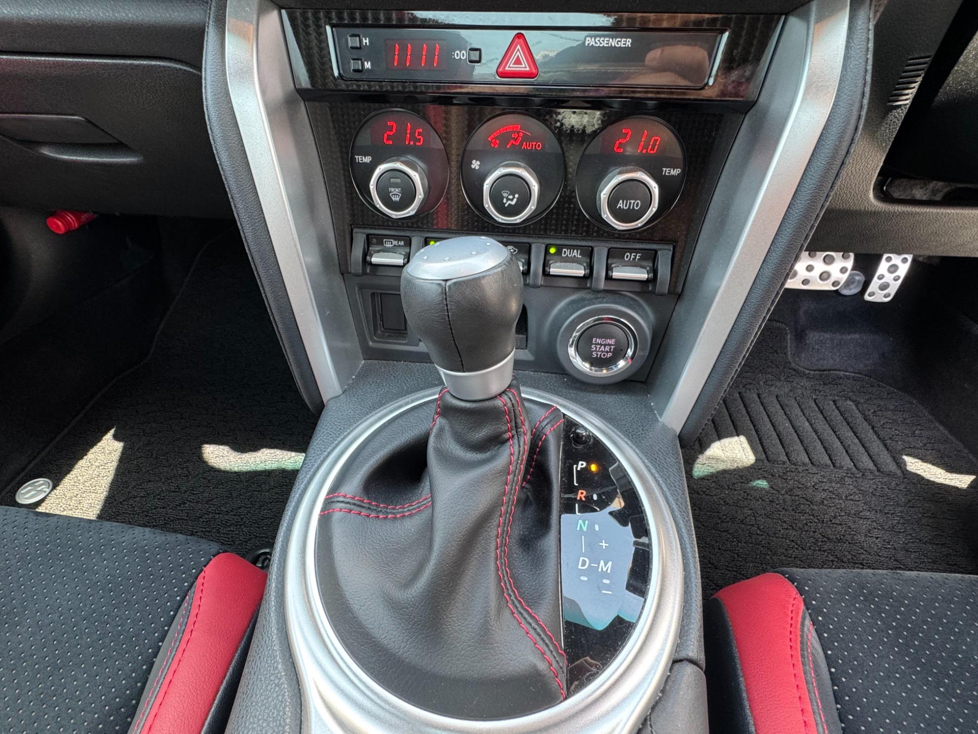 ８６