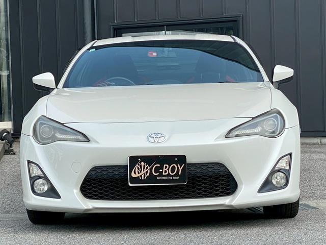 ８６