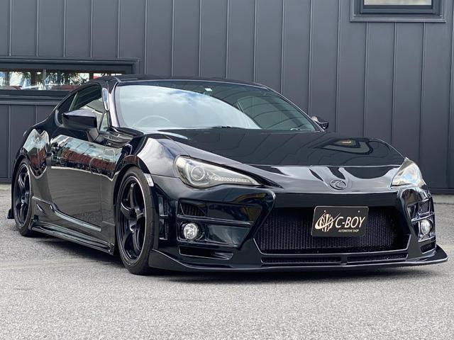 ８６