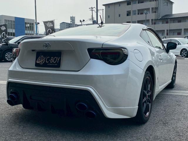 ８６