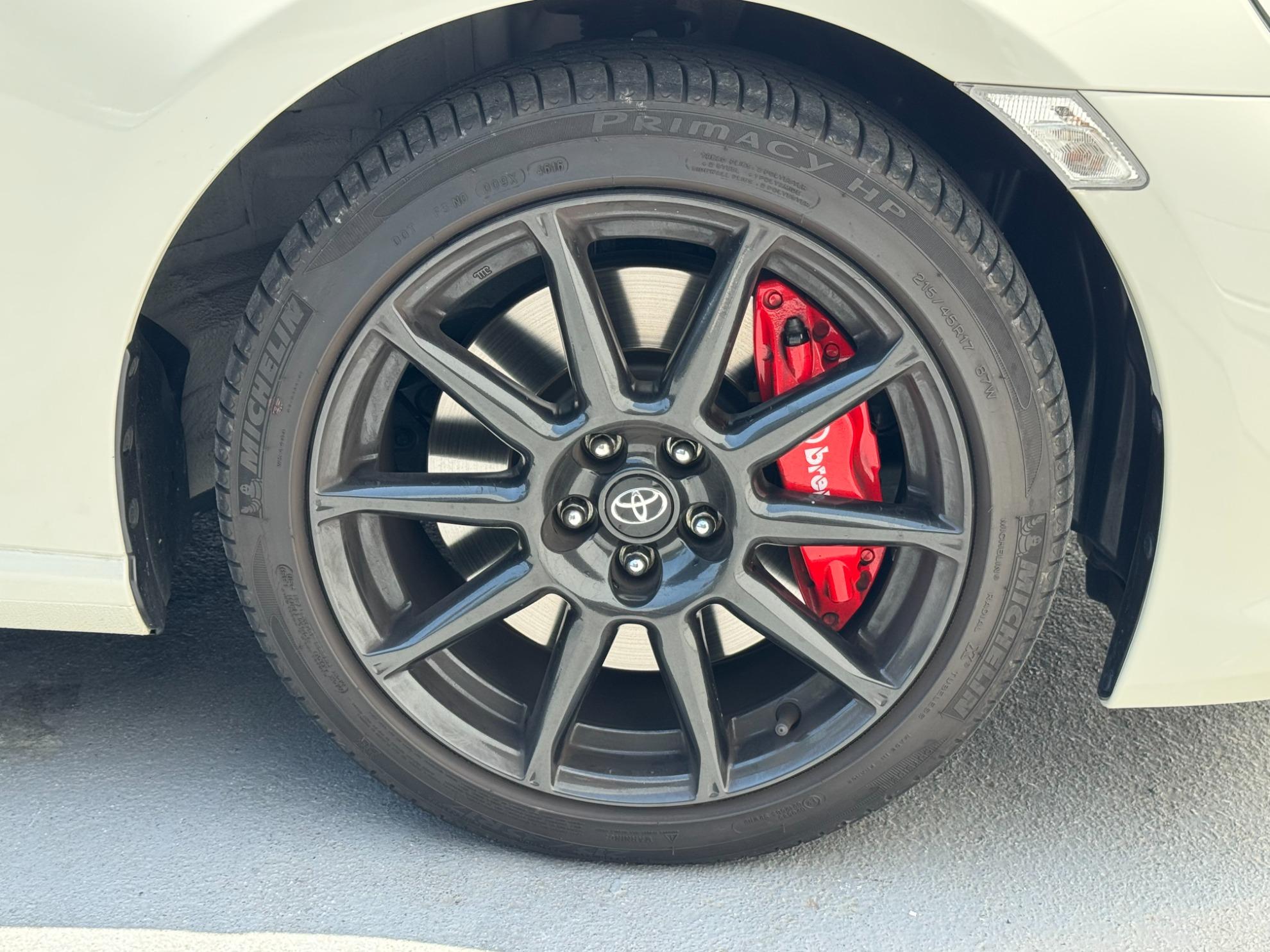 ８６