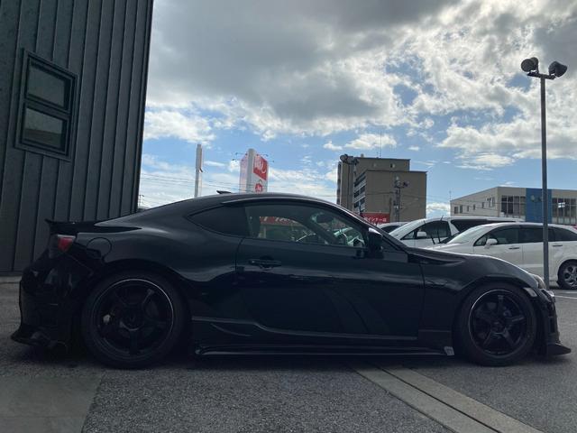 ８６