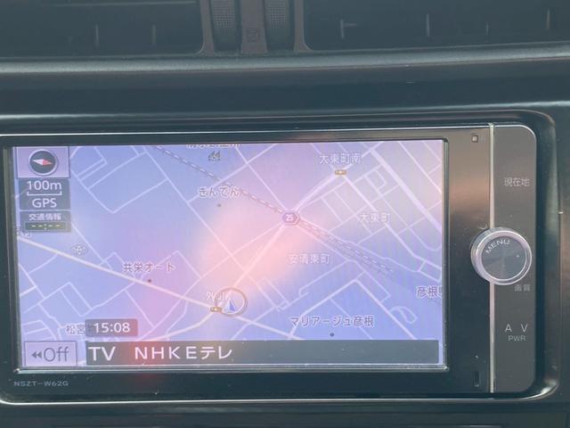 ８６