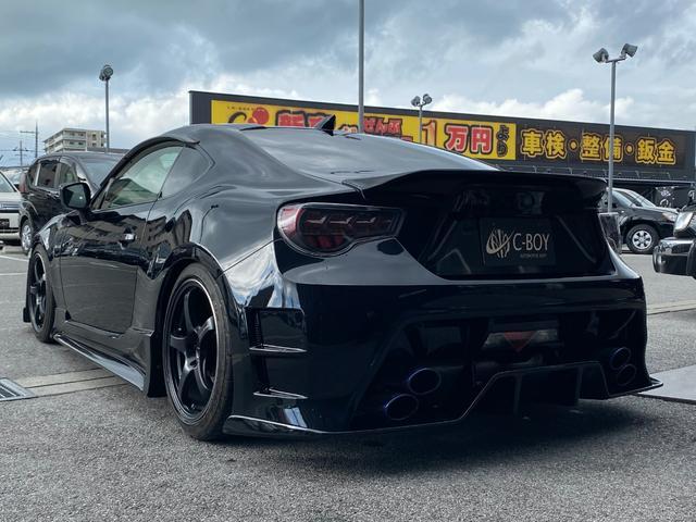 ８６