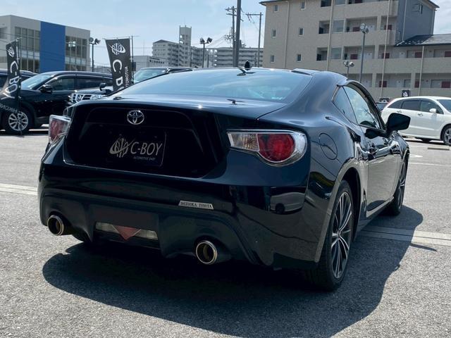 ８６