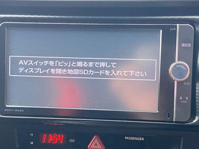 ８６