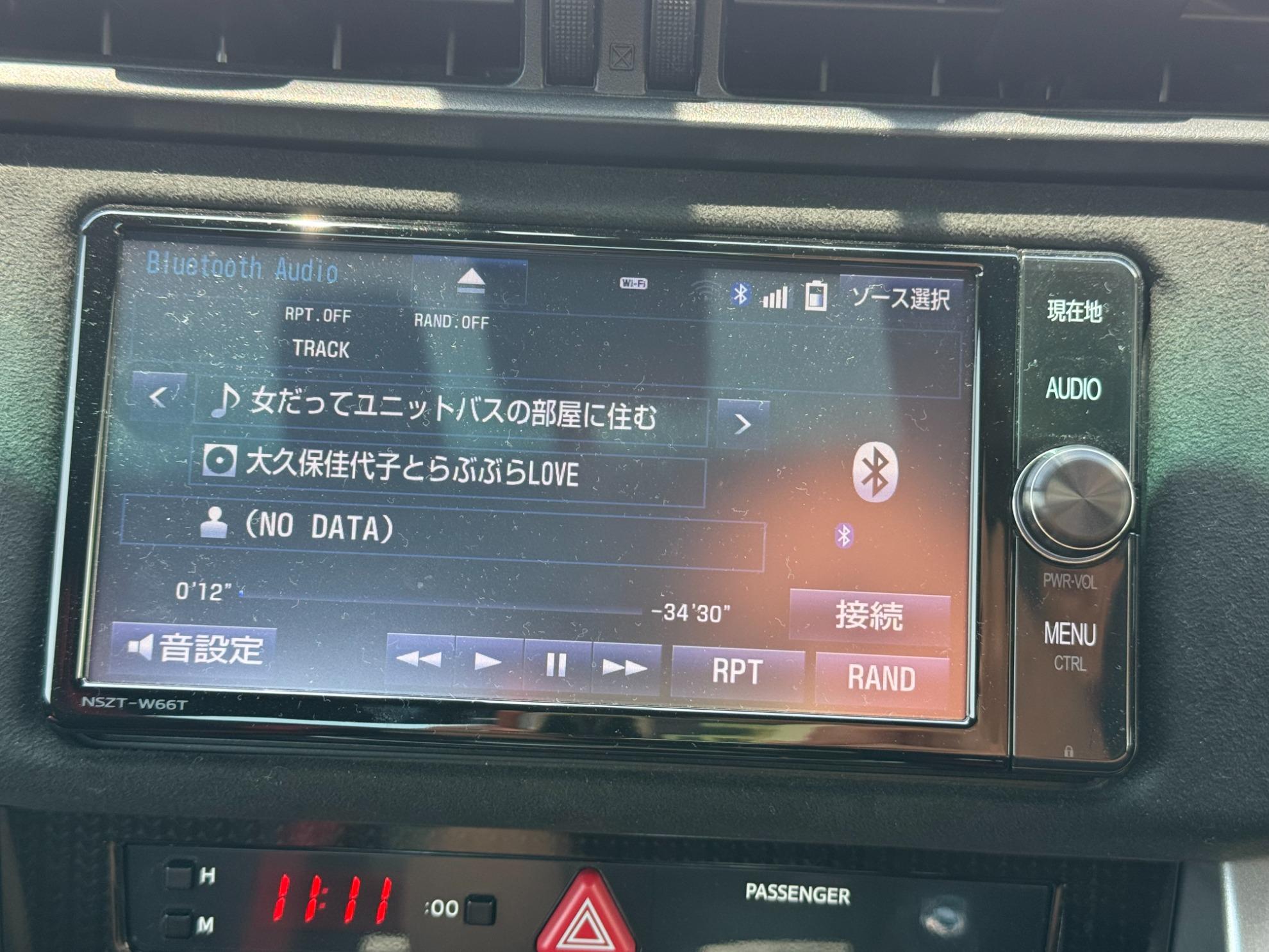 ８６