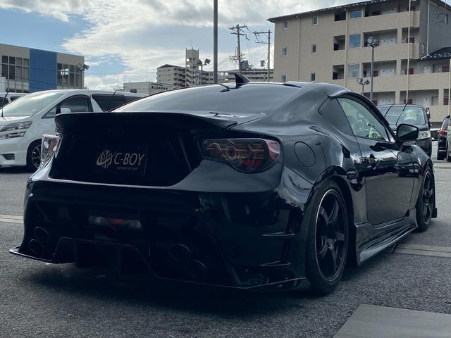 ８６