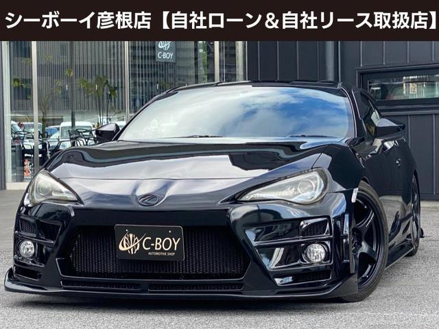 ８６