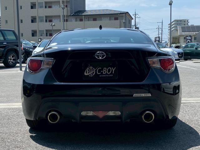 ８６