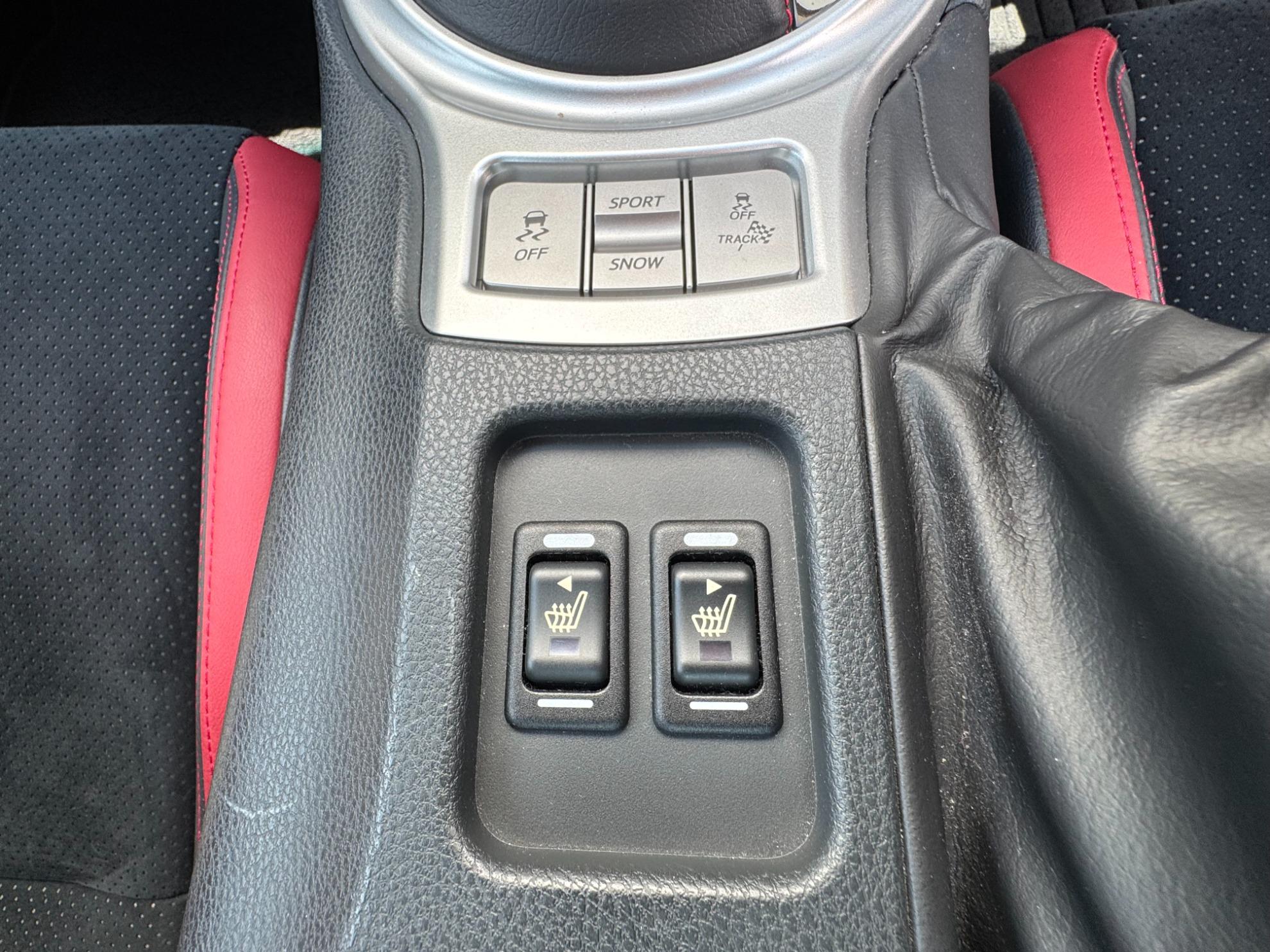 ８６