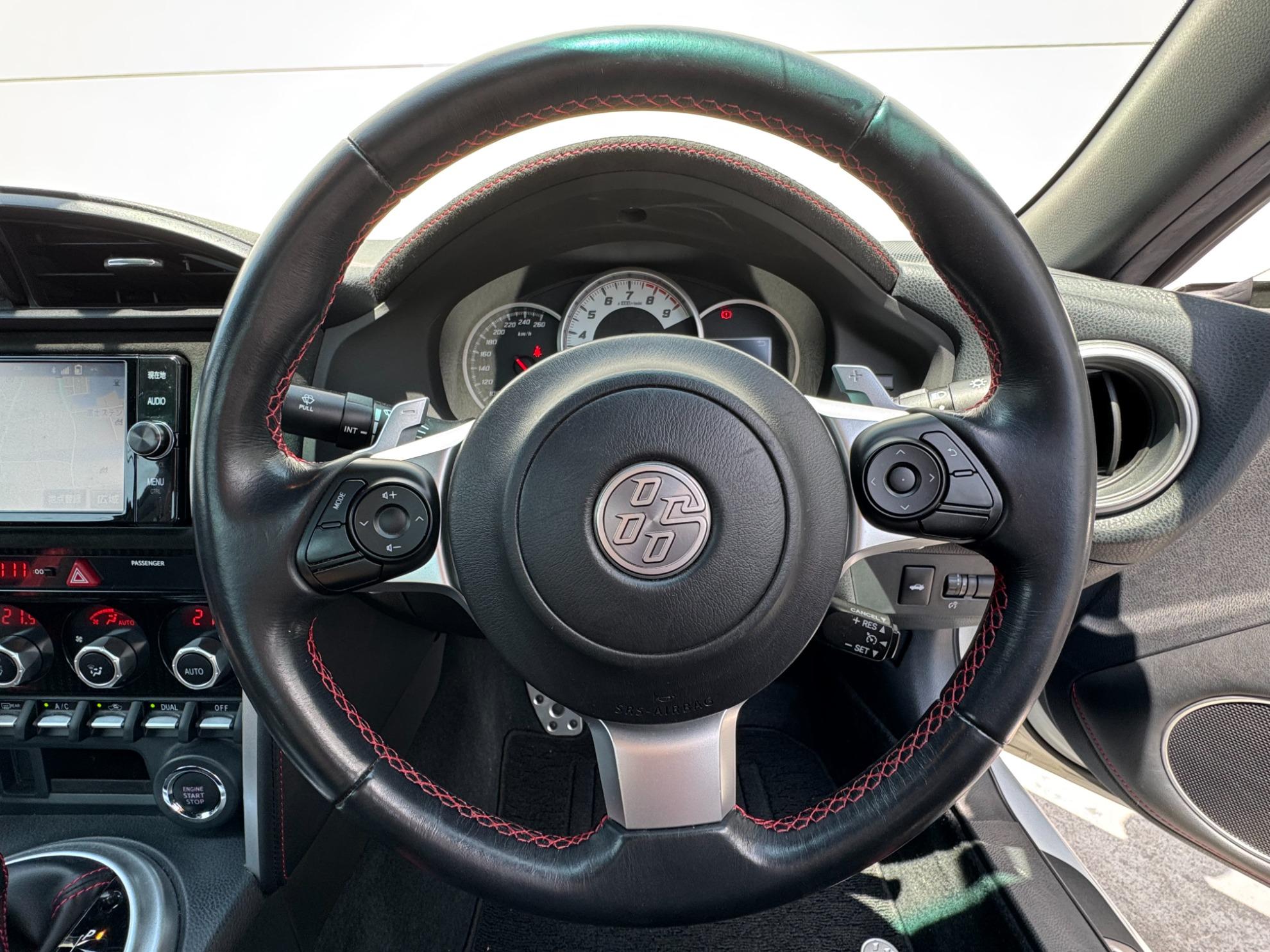 ８６