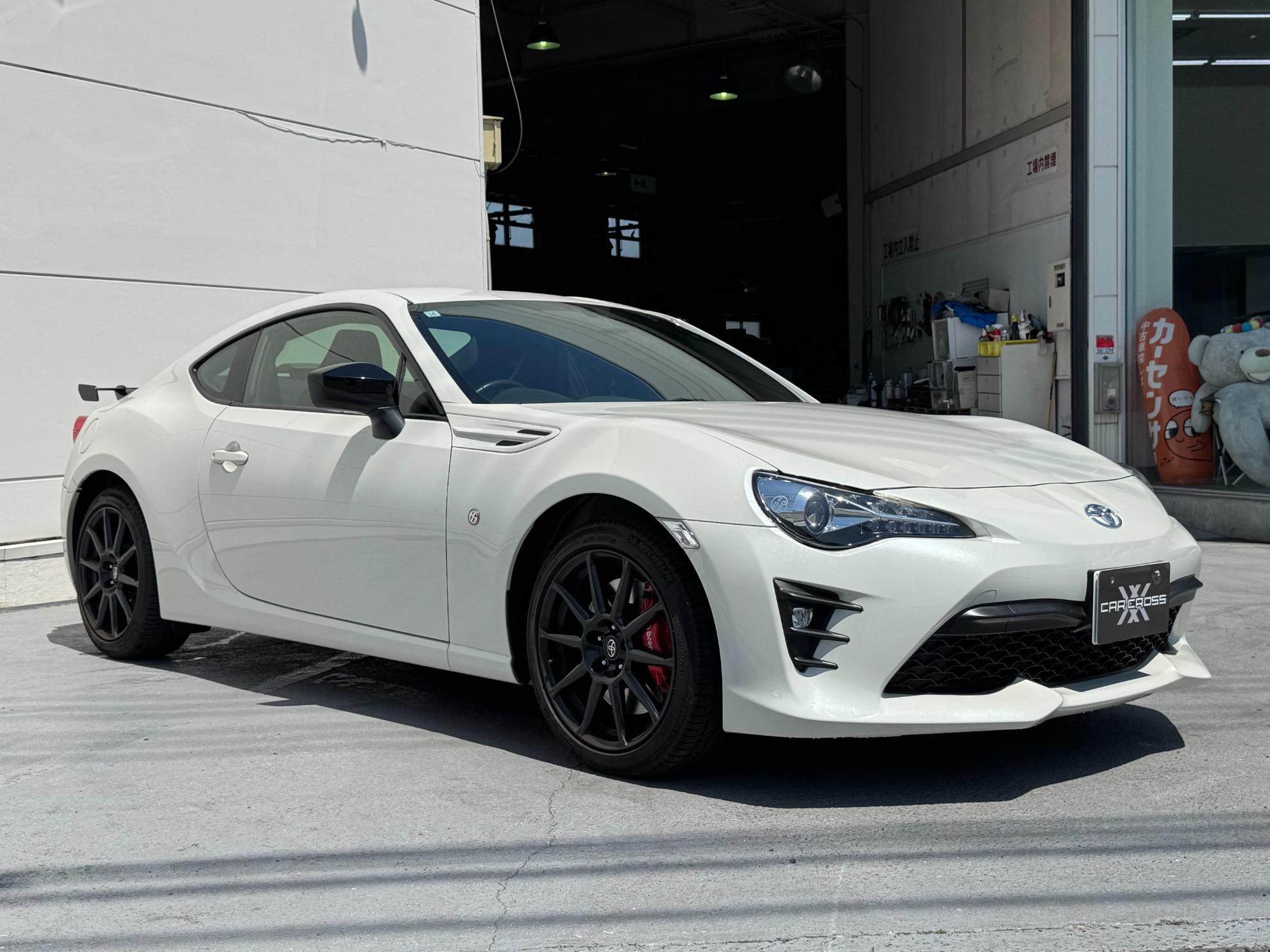 ８６