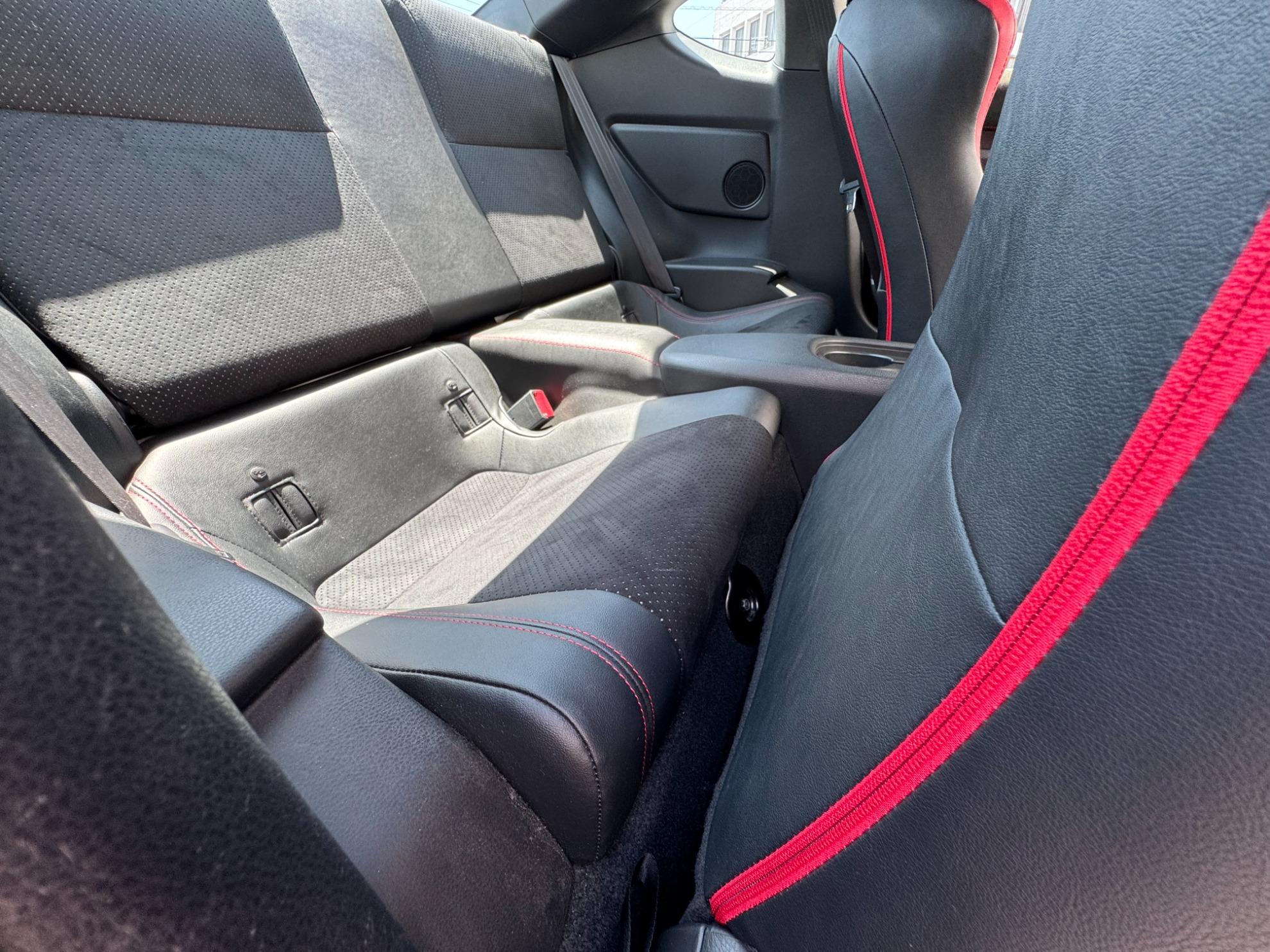 ８６