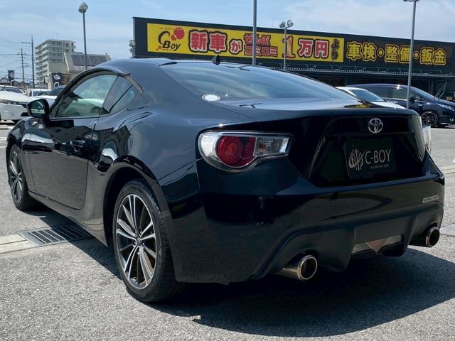 ８６