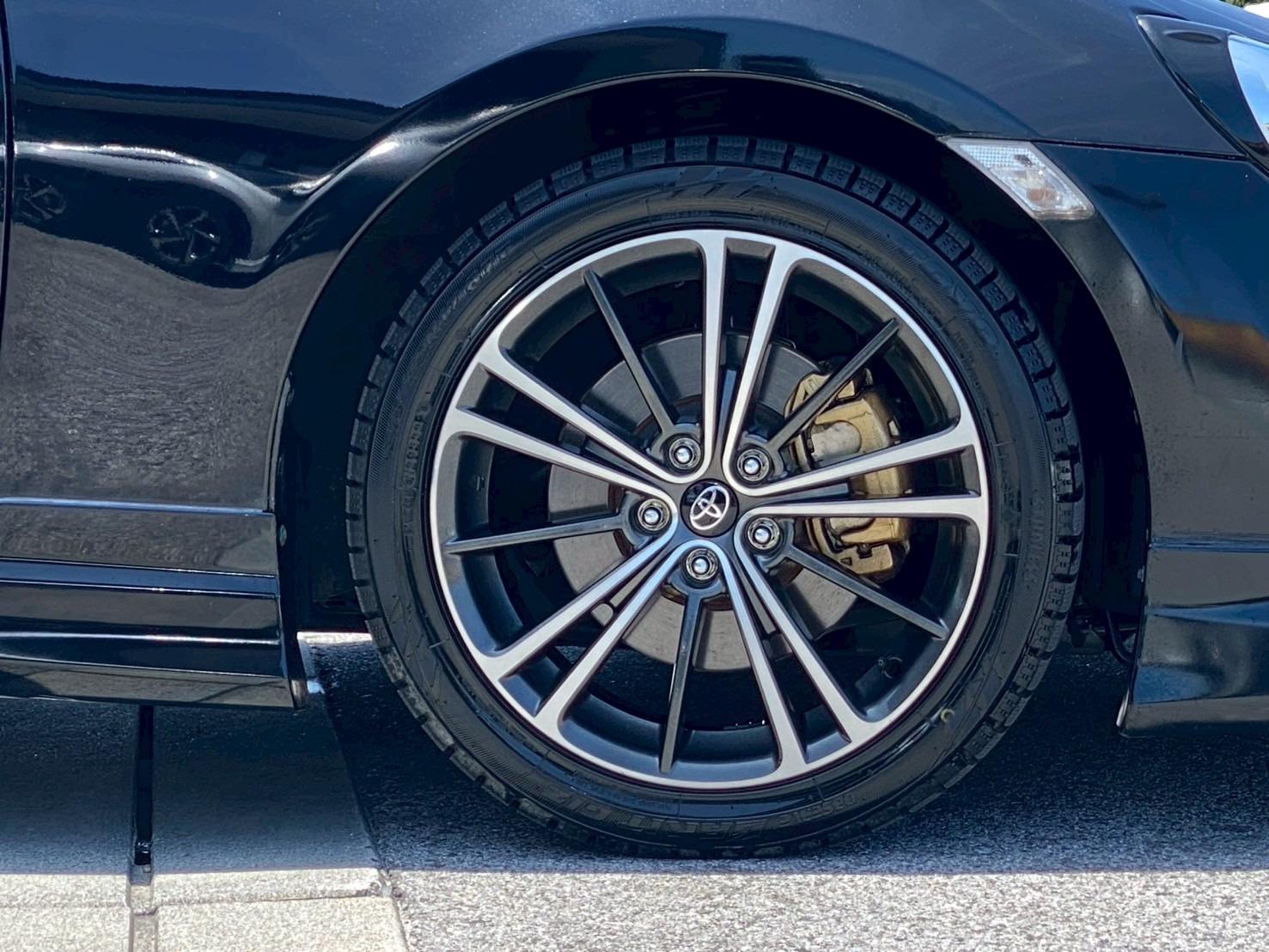 ８６