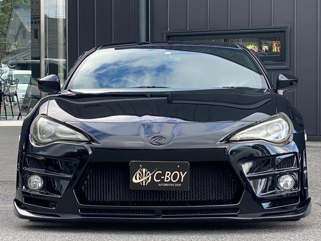 ８６