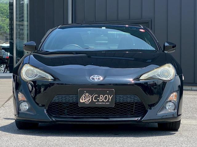 ８６