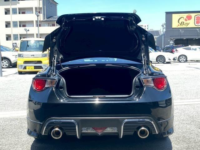 ８６