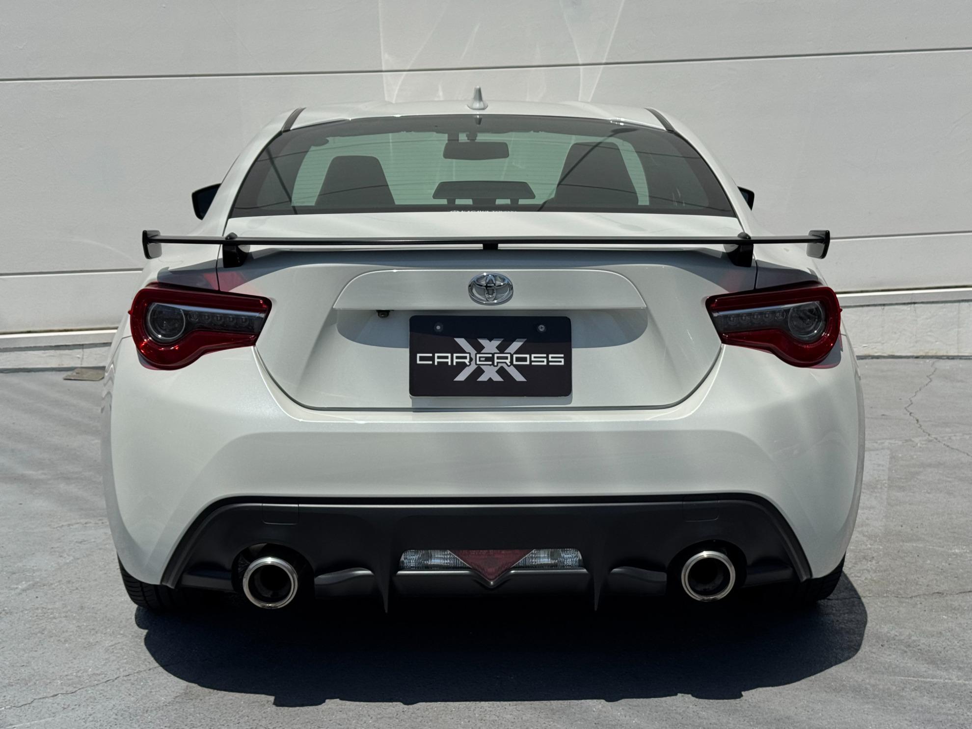 ８６