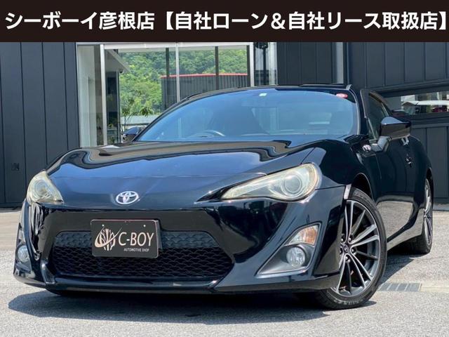 ８６