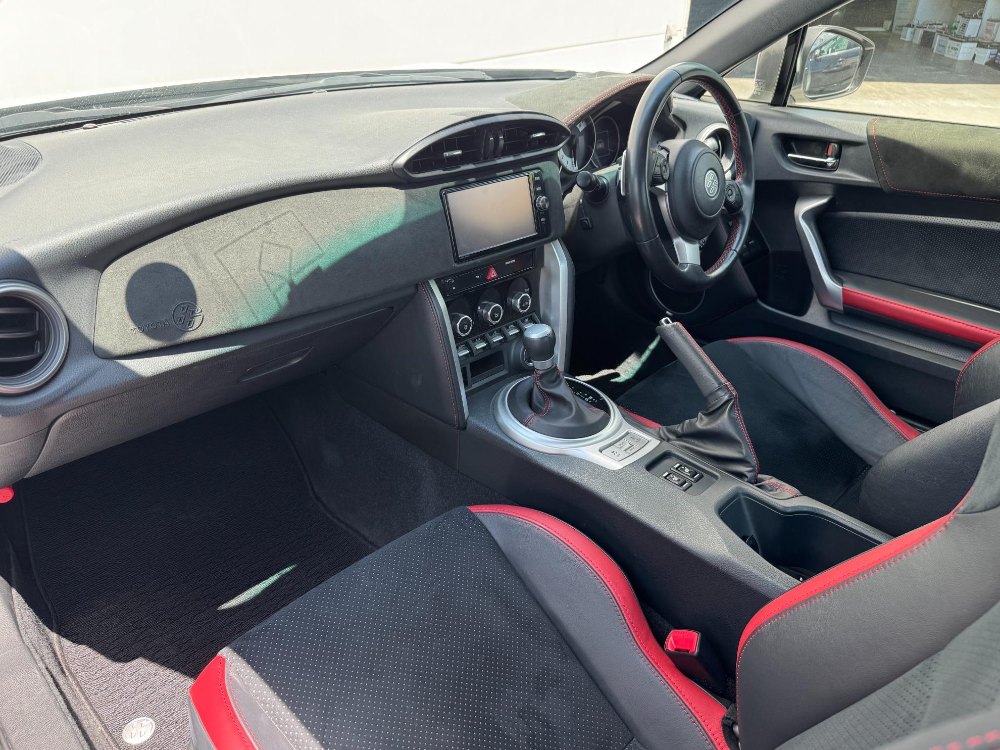８６
