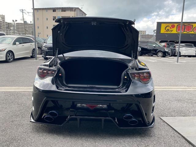８６
