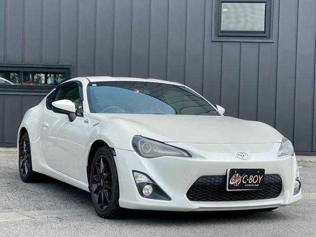 ８６