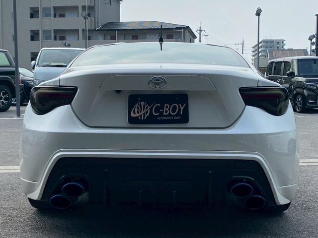 ８６