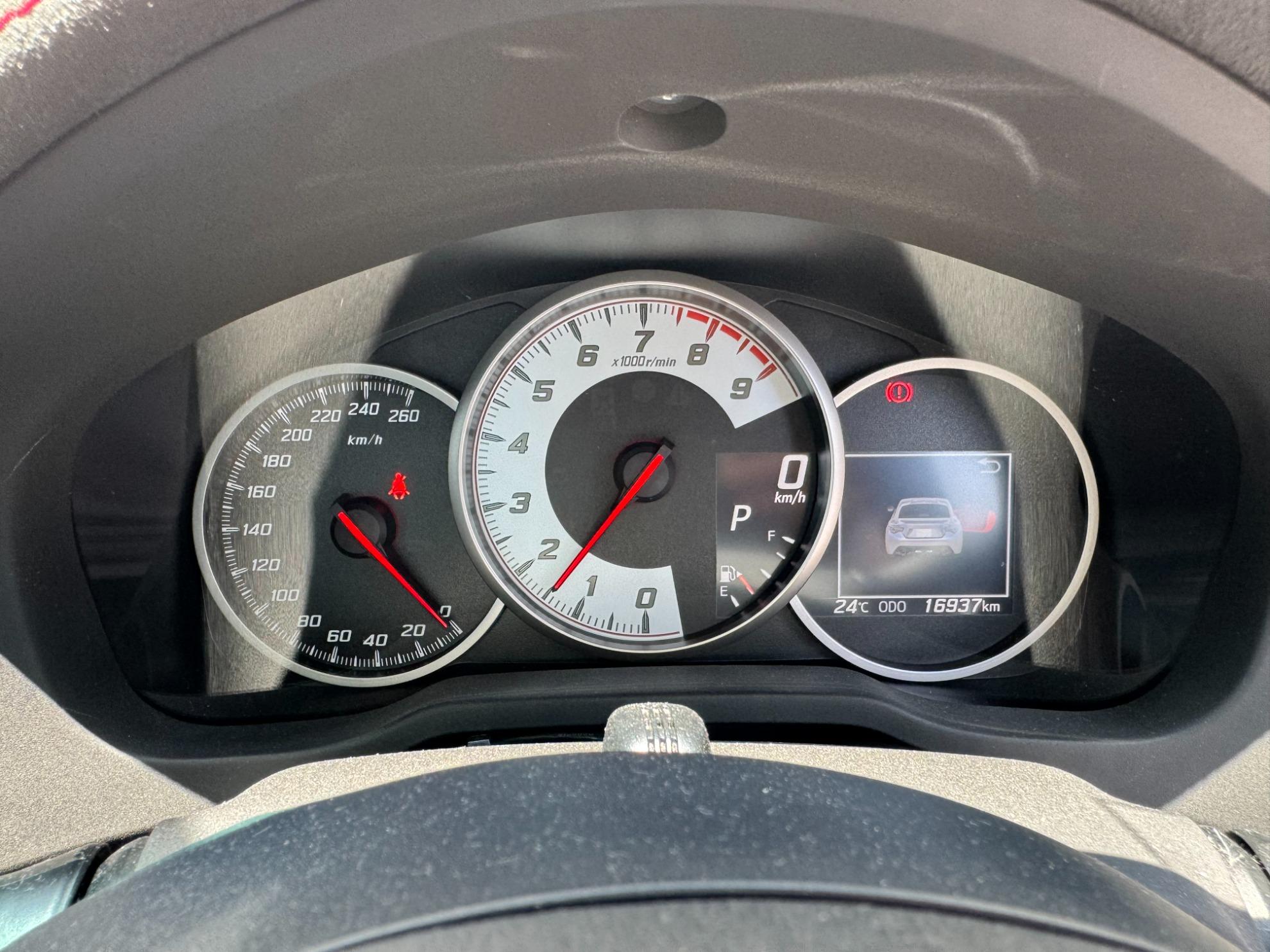 ８６