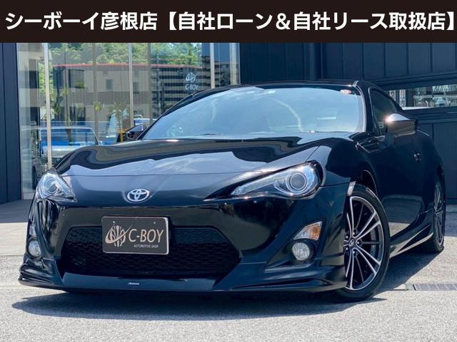 ８６