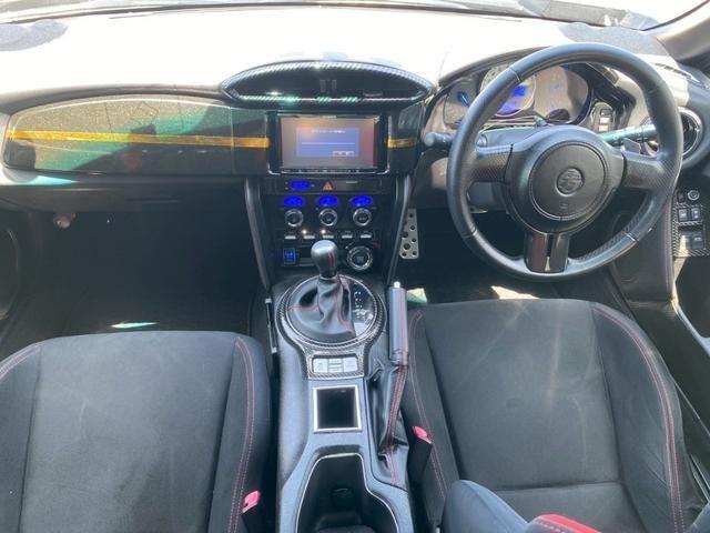 ８６