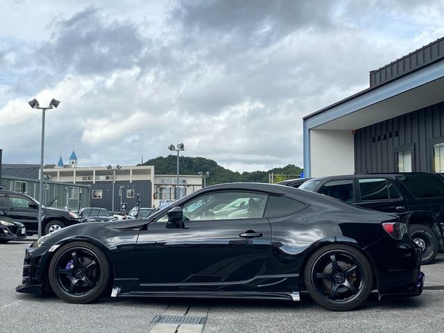 ８６