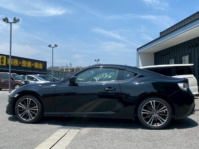 ８６