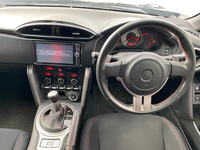 ８６