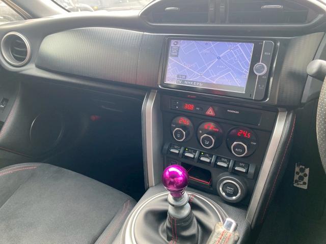 ８６