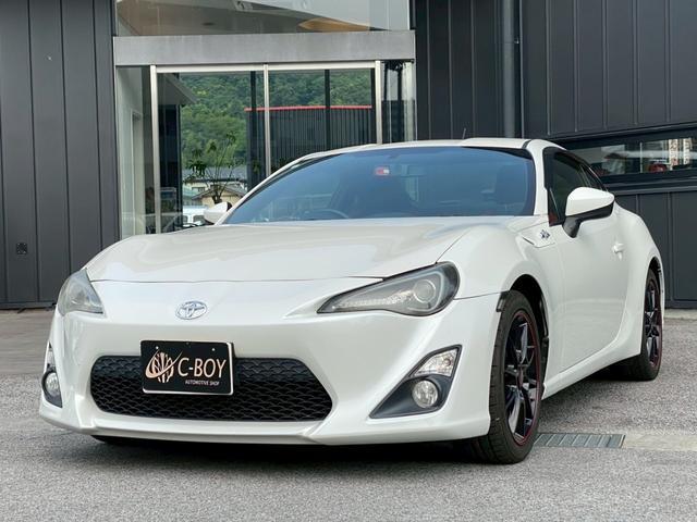 ８６