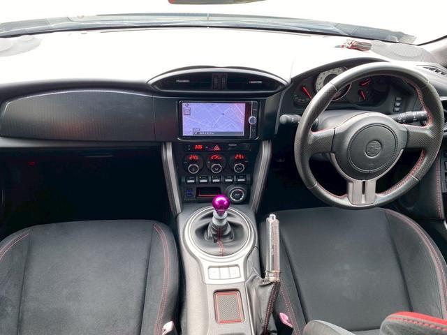 ８６