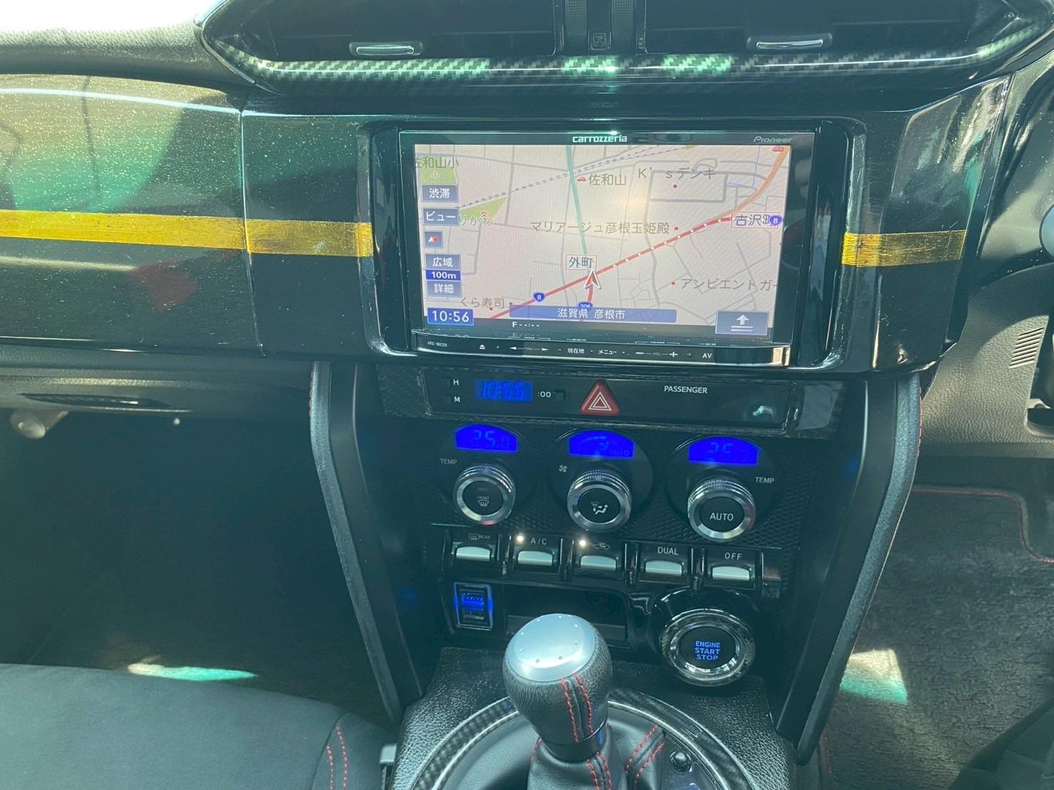 ８６