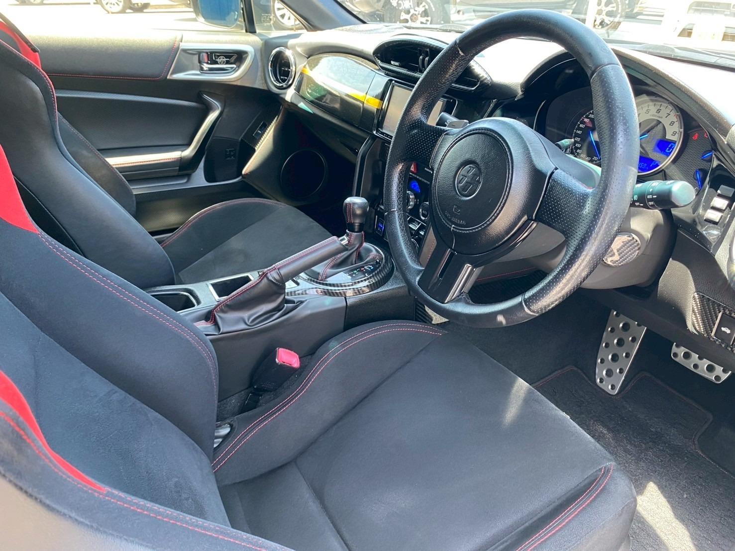 ８６