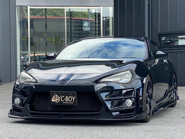 ８６