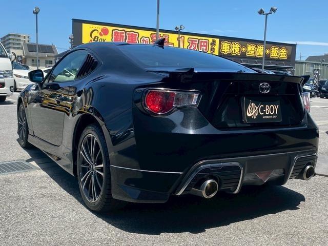 ８６