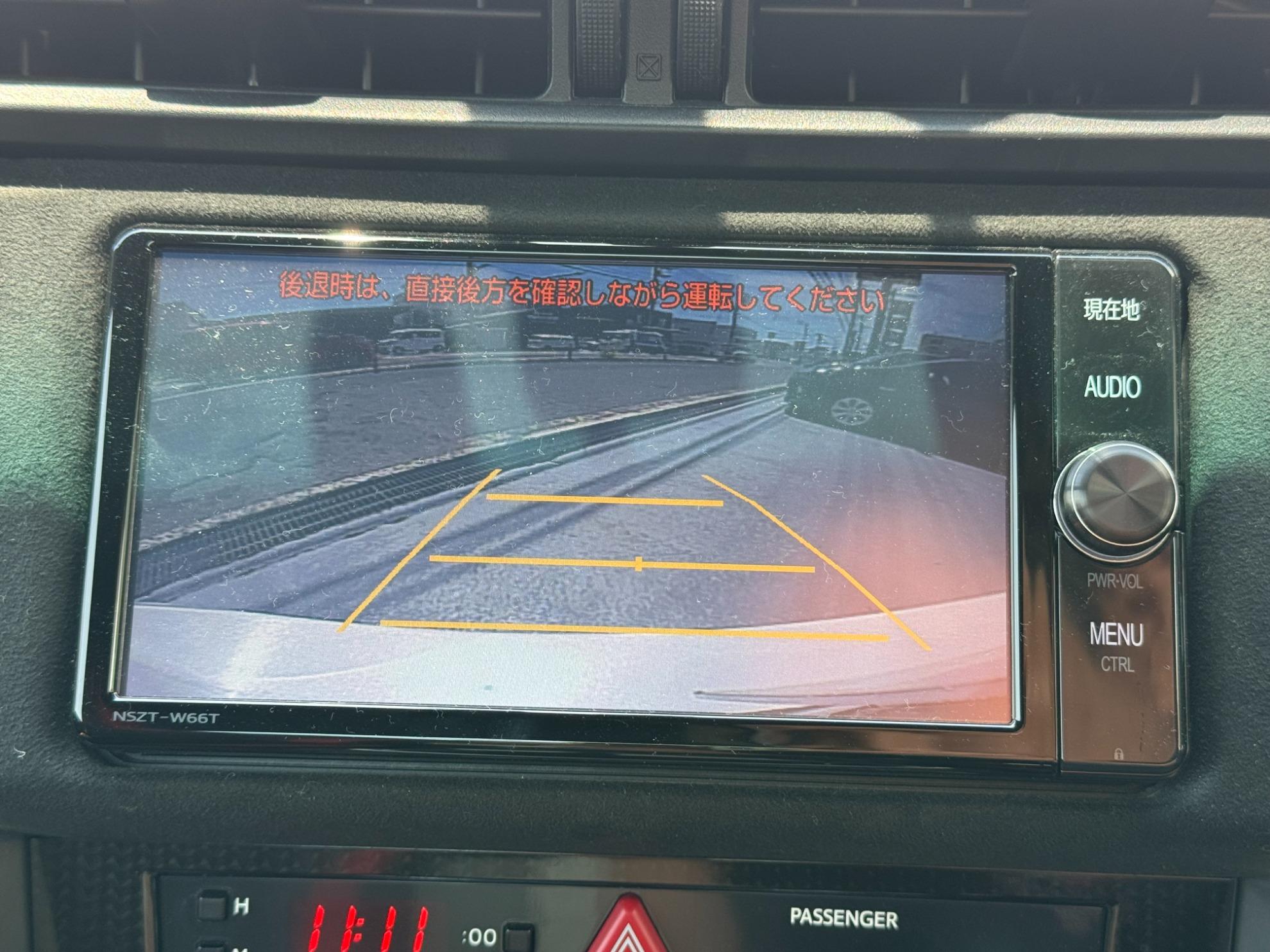 ８６