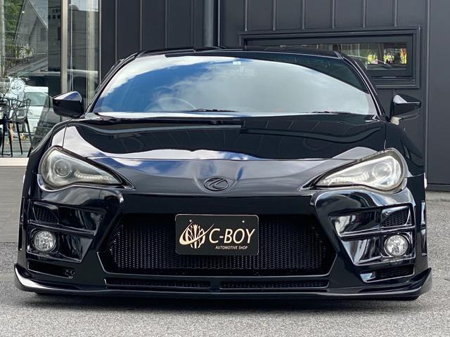 ８６