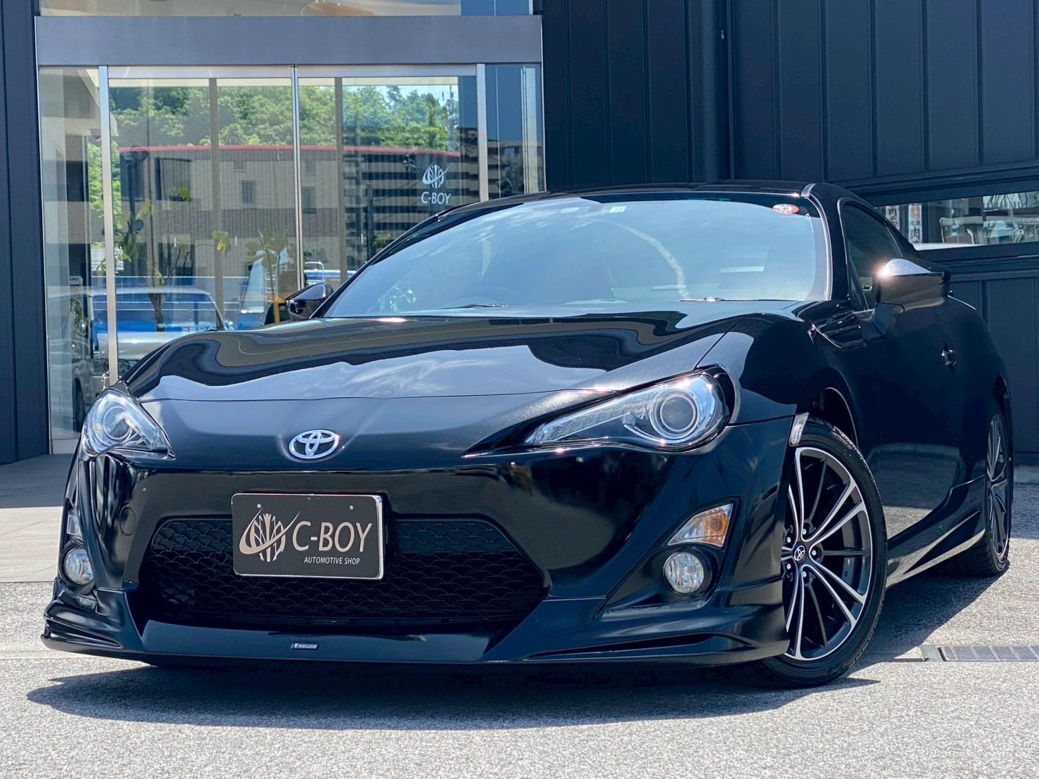 ８６