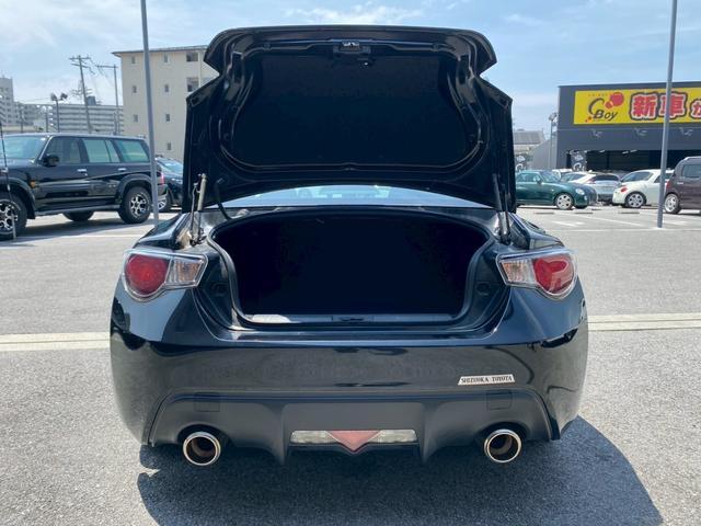 ８６