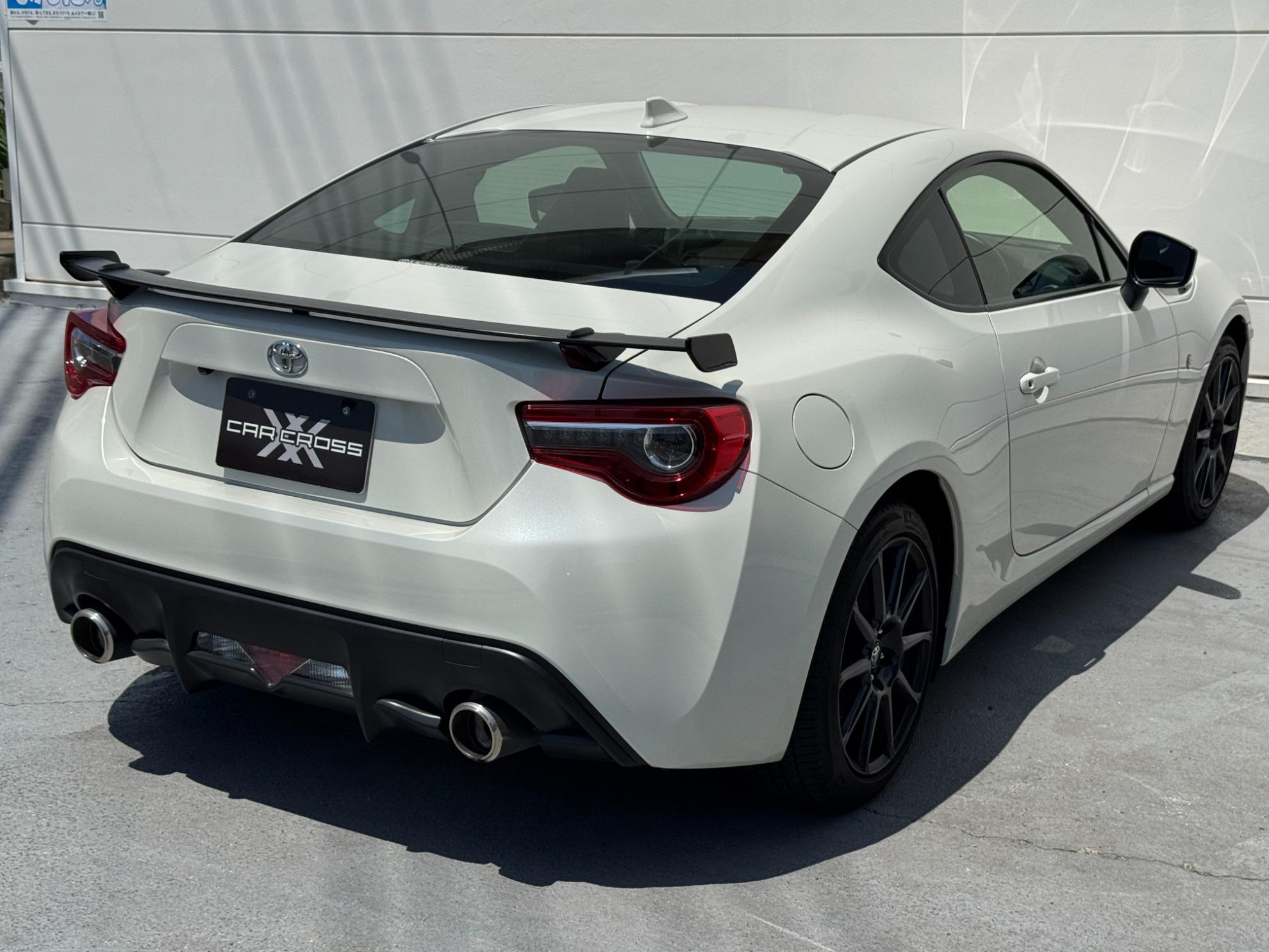 ８６
