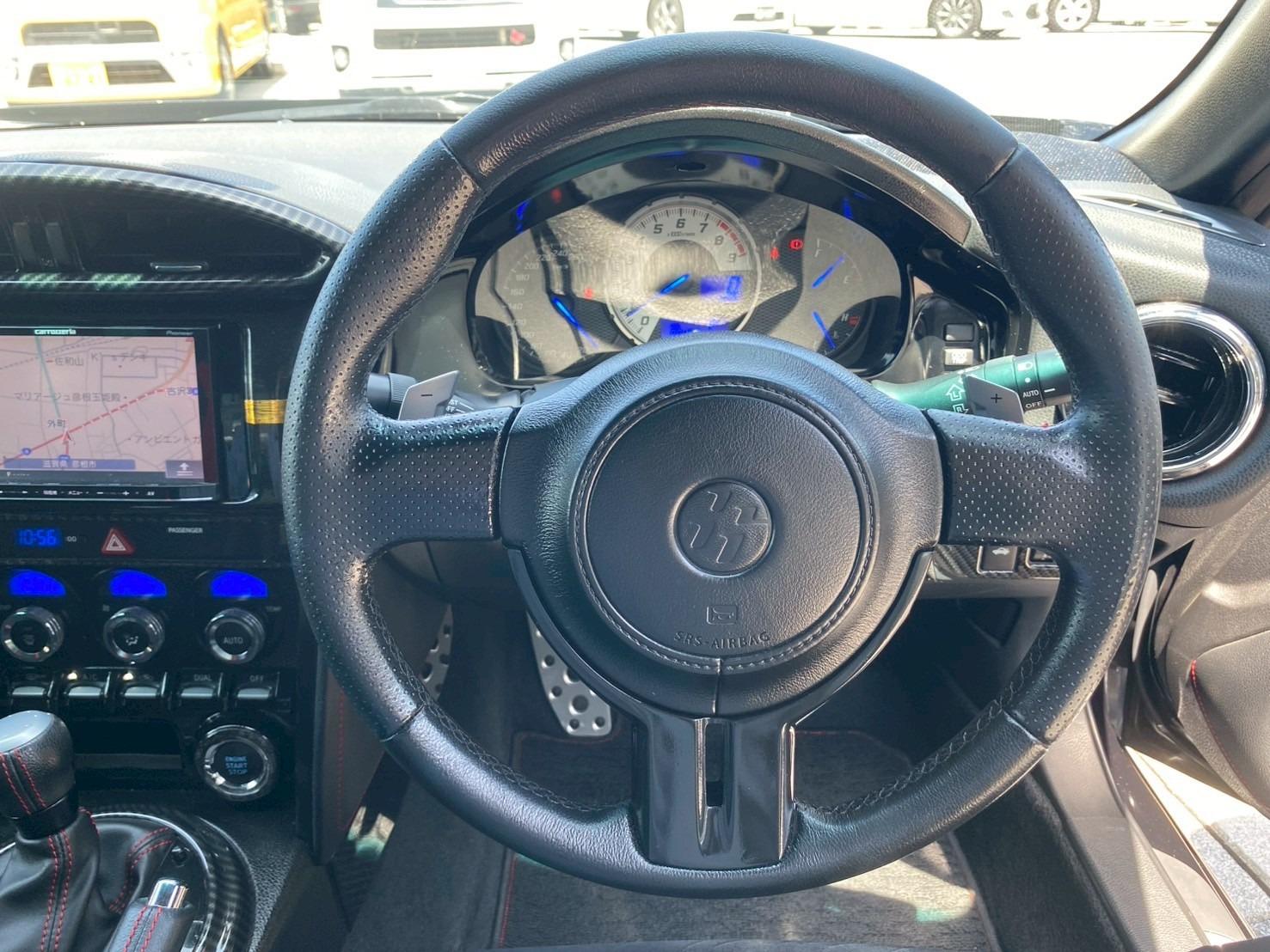 ８６