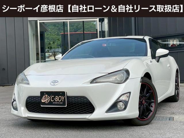 ８６